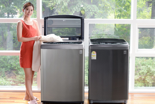 모델이 LG전자 프리미엄 통돌이세탁기 '블랙라벨 플러스' 신제품을 소개하고 있다.    LG전자 제공